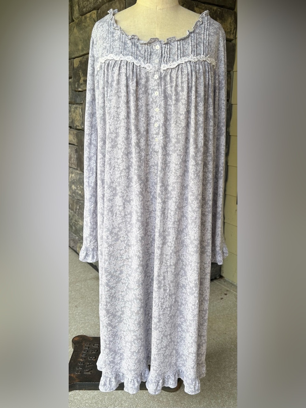 Eileen West Long Sleeve Waltz Nightgown Size L Model Cottagecore Soft Prarie